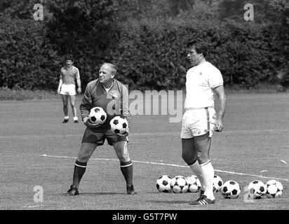 Der englische Manager Ron Greenwood und Geoff Hurst (rechts) sind dabei, beim englischen Training für die WM-Serie in Spanien im Bell Dane, London Colney, Kugeln für die Fußtritte von Verteidigern zu werfen. Stockfoto