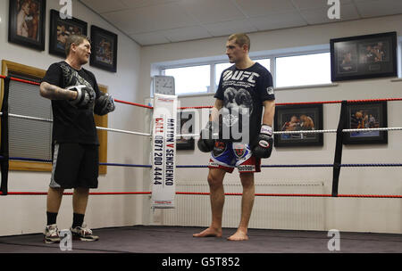 Der ehemalige Boxer Ricky Hatton (links) und der britische UFC-Kämpfer Paul Sass während einer Trainingseinheit bei Hatton Health and Fitness in Hyde, Manchester. Stockfoto