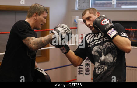 Der ehemalige Boxer Ricky Hatton (links) und der britische UFC-Kämpfer Paul Sass während einer Trainingseinheit bei Hatton Health and Fitness in Hyde, Manchester. Stockfoto