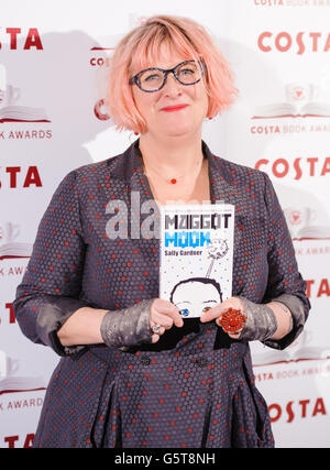 Autor Sally Gardner, Gewinner des Costa Children's Book Award für 'Maggot Moon', nimmt an den Costa Book Awards 2013 bei Quaglino's im Zentrum von London Teil. Stockfoto