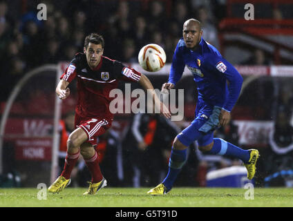 Sam Baldock von Bristol City und Fitz Hall von Watford (rechts) kämpfen während des npower Championship-Spiels am Ashton Gate in Bristol um den Ball. Stockfoto