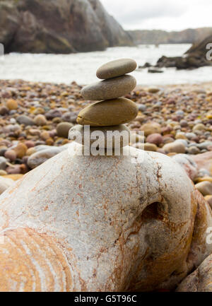 Farbsteine setzte in Bilanz am Strand Stockfoto