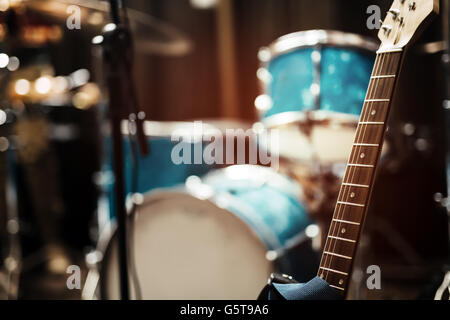 Nahaufnahme von Gitarrensaiten im studio Stockfoto