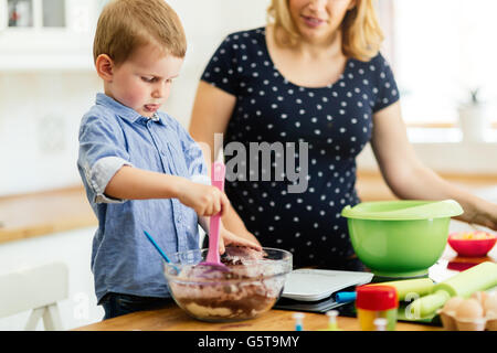 Schönes Kind und Mutter in der Küche mit Liebe Backen Stockfoto