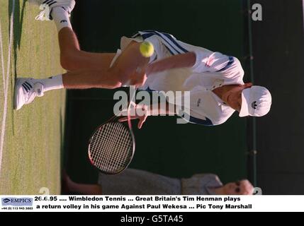 26.6.95, Wimbledon Tennis, der britische Tim Henman spielt in seinem Spiel gegen Paul Wekesa einen Rückkehrvolleyball Stockfoto