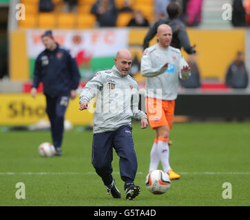 Fußball - npower Football League Championship - Wolverhampton Wanderers gegen Blackpool - Molineux. Blackpool-Trainer Alan Wright während des Warm-Up Stockfoto