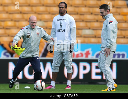 Fußball - npower Football League Championship - Wolverhampton Wanderers gegen Blackpool - Molineux. Blackpool-Trainer Alan Wright (links) mit Nathan Delfouneso und Neal Eardley (rechts) während des Warm-Up Stockfoto