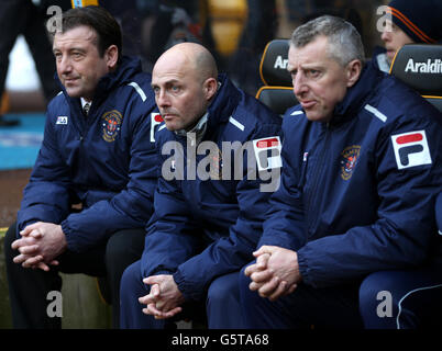 Blackpool Hausmeister Steve Thompson (links) auf der Bank neben Trainer Alan Wright (Mitte) vor dem Spiel Stockfoto