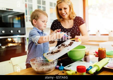 Schönes Kind und Mutter in der Küche mit Liebe Backen Stockfoto