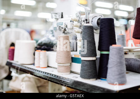 Wolle und Garn Spulen auf Schreibtisch in der Textilindustrie verwendet Stockfoto