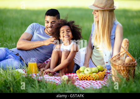 Familie picknicken im Freien mit ihrer süßen Tochter Stockfoto