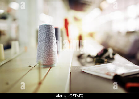 Wolle und Garn Spulen auf Schreibtisch in der Textilindustrie verwendet Stockfoto