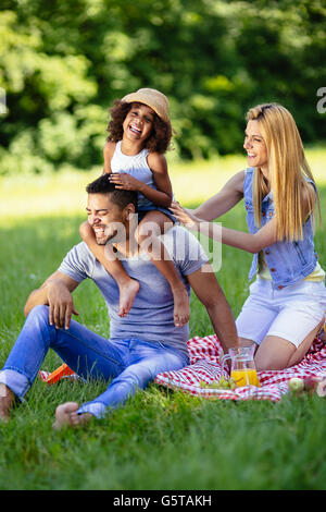 Familie picknicken im Freien mit ihrer süßen Tochter Stockfoto