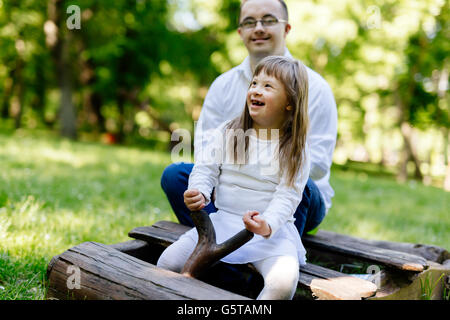 Menschen mit Down-Syndrom, Spaß im Freien und lächelnd Stockfoto