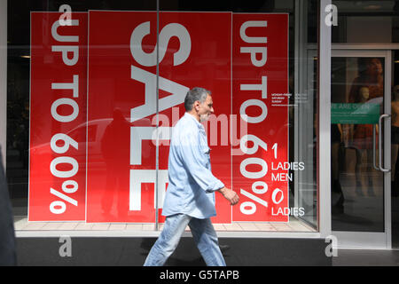 Ein Passant geht vorbei an dem Verkaufsschild in H & M-Store in Wood Green, North London. Stockfoto