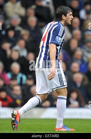 Fußball - Barclays Premier League - West Bromwich Albion gegen Tottenham Hotspur - The Hawthorns. Goran Popov von West Bromwich Albion verlässt das Feld, nachdem er von Matchschiedsrichter Mark Clattenburg abgeschickt wurde (nicht im Bild) Stockfoto