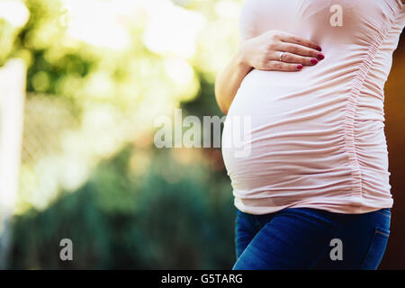 Schwangere Frau im dritten trimester Stockfoto