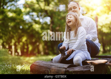 Menschen mit Down-Syndrom, Spaß im Freien und lächelnd Stockfoto