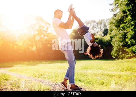 Vater schwingenden Tochter im Freien in der schönen Natur Stockfoto