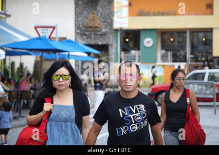 Stanley Bay, Hong Kong, China - eine männliche und weibliche Touristen mit Sonnenbrille in Stanley Bay promenade Stockfoto