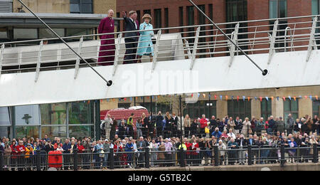 Die Königin geht über die Millennium Bridge zwischen Newcastle und Gateshead, während sie den Nordosten Englands besucht. Die Königin kam im Nordosten auf der zweiten Etappe ihrer landesweiten Golden Jubilee Tour an. In Begleitung des Herzogs von Edinburgh reiste sie über Nacht. *... mit dem Royal Train nach Nordosten. Stockfoto