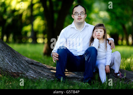 Menschen mit Down-Syndrom, kleben in der Natur Stockfoto