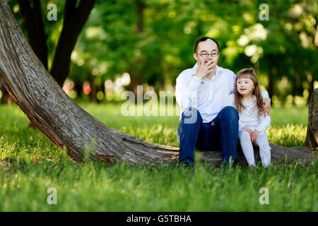 Menschen mit Down-Syndrom, kleben in der Natur Stockfoto