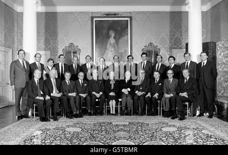 Das Kabinett, Herr William Whitelaw saß neben der Premierministerin Margaret Thatcher. Die vollständige konservative Kabinettsvertretung. Front Row L-R: Peter Walker (Landwirtschaft); James Prior (Nordirland); Sir Keith Joseph (Bildung und Wissenschaft); Lord Carrington (Außenminister); William Whitelaw (Innenminister); Margaret Thatcher (Premierminister), Lord Hailsham (Lordkanzler); Sir Geoffrey Howe (Schatzkanzler); Francis Pym (Lordpräsident); John Nott (Verteidigung) und Michael Heseltine (Umwelt). Zurück Reihe L-R: Michael Jopling (Chief Whip); Norman Tebbit (Beschäftigung); Baroness Stockfoto