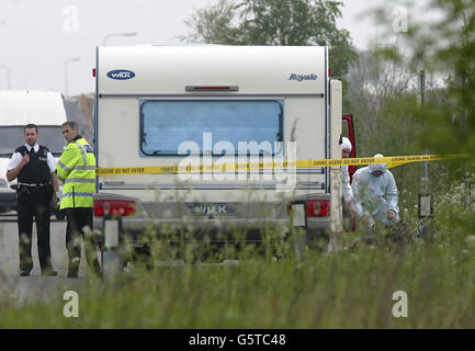 Die Polizei beschlagnahmt eine Karawane, die in einem Lay-by auf der A500 zwischen Barthomley und Weston in Ceshire geparkt wurde, während sie nach einem vermissten Baby sucht, das sich in einer gestohlenen Karawane befand. * Autofahrer meldeten die Karawane als Reaktion auf eine landesweite Warnung, die von der Polizei in Nottinghamshire ausgegeben wurde, um nach dem vierwöchigen alten John zu suchen, der in einer Karawane war, die heute von einem Reisesgelände auf der A611 in der Nähe von Hucknall, Nottinghamshire, gestohlen wurde. Drei Männer, die mit dem Fahrzeug gefunden wurden, wurden zur Polizeistation Crewe gebracht, wo sie der Polizei bei ihren Ermittlungen halfen. Stockfoto