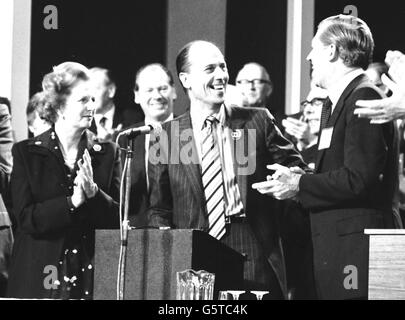 Norman Tebbit wird von Margaret Thatcher und Cecil Parkinson wegen seiner Standing Ovation nach seiner Rede auf der Konferenz der Konservativen Partei unterstützt. Stockfoto