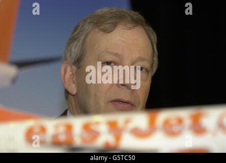 Ray Webster, der Chief Executive von Easyjet, spricht auf einer Pressekonferenz in London, um den Umsatz und die Passagierzahlen für das erste Halbjahr dieses Jahres um 36 % anzukündigen. EasyJet, derzeit in Übernahmegesprächen mit dem Rivalen Go, hat seine Expansionspläne weiter aufgepeppt. *... durch einen Deal mit British Airways. EasyJet hat bis März 31 2003 eine Option auf den Kauf der deutschen Tochter Deutsche BA mit einer Flotte von 16 Fluglinien vereinbart. Stockfoto