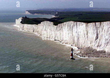 Luftaufnahme des Leuchtturms und der Klippen am Beachy Head in East Sussex inkl. des Leuchtturms Belle Tout in der Ferne. 18/01/04: Ein Mann wurde wiederholt erstochen, bevor sein Körper zusammengebaut und von Klippen geworfen wurde, teilte die Polizei mit. Die Polizei von Sussex hat gestern eine Mordprobe gestartet, nachdem bei einer von drei Leichen, die am berüchtigten Selbstmordfleck Beachy Head in der Nähe von Eastbourne geborgen wurden, mehrere Stichverletzungen festgestellt wurden. Mit Klebeband wurden seine Hände und Füße gebunden und eine Plastiktüte über seinen Kopf geklebt. Stockfoto