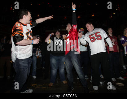 Die Fans reagieren, während sie das Spiel auf einer riesigen Leinwand beobachten, während der NFL Superbash Party und dem Screening Event für Superbowl XLVII im Koko im Norden Londons. Stockfoto