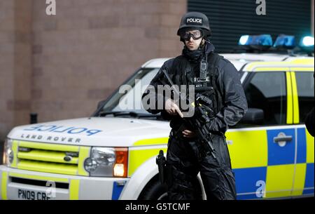 Ein bewaffneter Polizist steht Wache vor dem Preston Crown Court für den Beginn der Dale Cregan Gerichtsverfahren, er steht vor Gericht für den Mord an PC Nicola Hughes und Fiona Bone. Stockfoto