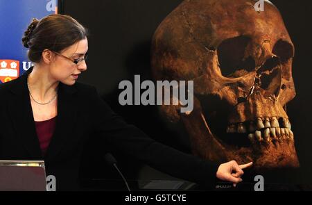 Jo Appleby, Dozent für Human Bioarchaeology, an der Universität Leicester, School of Archaeology and Ancient History, Wer führte die Exhumierung der Überreste, während einer Grabung auf Leicester Greyfriars Parkplatz, Sprechen an der Universität, wie Tests haben festgestellt, dass ein Skelett unter dem Parkplatz gefunden, ist das von König Richard III.. Stockfoto