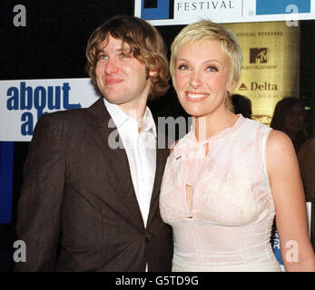 Die Schauspielerin Toni Collette, die in dem Film die Hauptrolle spielt, kommt zur amerikanischen Filmpremiere von „About a Boy“ am Eröffnungsabend des Tribeca Film Festivals im Tribeca Performing Arts Center in New York. Stockfoto