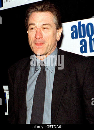 Der Schauspieler Robert De Niro kommt zur amerikanischen Filmpremiere von „About a Boy“ am Eröffnungsabend des Tribeca Film Festivals im Tribeca Performing Arts Center in New York. Stockfoto