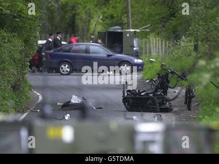 Ausrüstung zur Entsorgung von Armeebomben auf der Mound Road, Warrenpoint, Nordirland. Bombenentsorgungsexperten wurden gerufen, nachdem eine Leiche an einem Straßenrand in der Nähe eines Golfplatzes gefunden wurde. * als eine Sicherheitsoperation durchgeführt wurde, konnte die Polizei nicht bestätigen, ob es sich um einen Mann oder eine Frau handelte. Es wird verstanden, dass Detektive auch die Möglichkeit untersuchen, dass ein zweiter Körper in der Nähe lag. Stockfoto