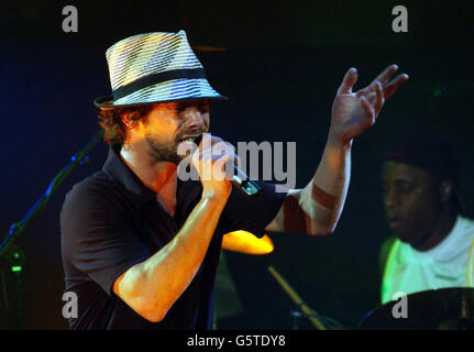 Jay Kay und seine Band Jamiroquai treten im Rahmen der Carling Homecoming-Konzertreihe auf der Bühne des Broadway Boulevard in Ealing, West London, auf. Stockfoto