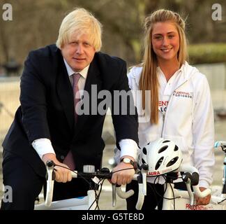 Der Bürgermeister von London Boris Johnson und Doppel-Olympiasiegerin Laura Trott bei der Ankündigung der offizielle RideLondon Sponsor und enthüllen die Route des RideLondon-Surrey Klassiker. Stockfoto