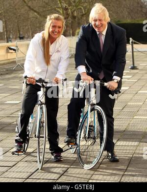 Der Bürgermeister von London Boris Johnson und Doppel-Olympiasiegerin Laura Trott bei der Ankündigung der offizielle RideLondon Sponsor und enthüllen die Route des RideLondon-Surrey Klassiker. Stockfoto