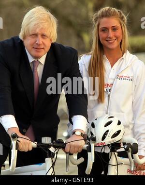 Der Bürgermeister von London Boris Johnson und Doppel-Olympiasiegerin Laura Trott bei der Ankündigung der offizielle RideLondon Sponsor und enthüllen die Route des RideLondon-Surrey Klassiker. Stockfoto