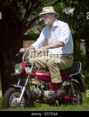 Der Duke of Edinburgh fährt mit einem Jingcheng DX50 Easy-Rider Mini-Bike um die Royal Windsor Horse Show, um seiner Freundin Lady Romsey beim Carriage Driving Competition zuzusehen. Stockfoto