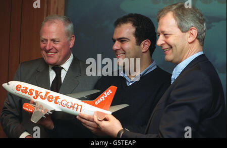 EasyJet-Führungskräfte, von links: Sir Colin Chandler, stellvertretender Vorsitzender; Stelios Chaji-Ioannou, Vorsitzender, und Ray Webster, Chief Executive bei einer Pressekonferenz in London, wo sie ihre 374 Millionen Pfund schwere Übernahme des Rivalen Go bestätigten. * ...die Übernahme wird die Marke Go verschwinden lassen und dürfte den Wettbewerb zwischen Billigfluggesellschaften intensivieren. Der Deal, der noch von den Aktionären von easyJet genehmigt werden muss, führt die Fluggesellschaft an Ryanair als Europas größtem Billiganbieter vorbei. EasyJet hat außerdem einen Vertrag mit BA über den Kauf seiner deutschen Tochtergesellschaft Deutsche BA vereinbart. Stockfoto