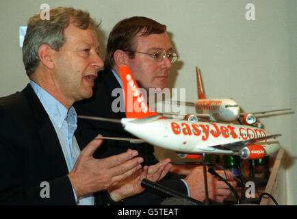 EasyJet-Führungskräfte, von links: Ray Webster, Chief Executive und Finance Director Chris Walton, bei einer Pressekonferenz in London, wo sie ihre 374 Millionen Pfund schwere Übernahme des Rivalen Go bestätigten. * ... Die Übernahme wird die Marke Go verschwinden lassen und dürfte den Wettbewerb zwischen Billigfluggesellschaften intensivieren. Der Deal, der noch von den Aktionären von easyJet genehmigt werden muss, führt die Fluggesellschaft an Ryanair als Europas größtem Billiganbieter vorbei. EasyJet hat außerdem einen Vertrag mit BA über den Kauf seiner deutschen Tochtergesellschaft Deutsche BA vereinbart. Stockfoto