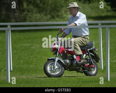 Der Duke of Edinburgh fährt mit einem Mini-Motorrad um die Royal Windsor Horse Show, um seiner Freundin Lady Romsey beim Carriage Driving Competition zuzusehen. Stockfoto