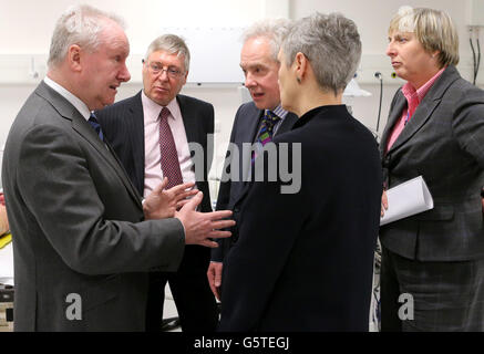 Gesundheitsminister Alex Neil (links) chattet mit Alex Linkston, Vorsitzender des NHS Forth Valley (Mitte links), Malcolm Wright, Chief Executive NHS Education for Scotland (Mitte rechts), Professor Fiona Mackenzie, Chief Executive NHS Forth Valley und Lindsay Burley, Vorsitzender des NHS Education for Scotland (zurück zur Kamera), Während eines Besuchs im Scottish Clinical Simulation Center im Forth Valley Royal Hospital. Stockfoto