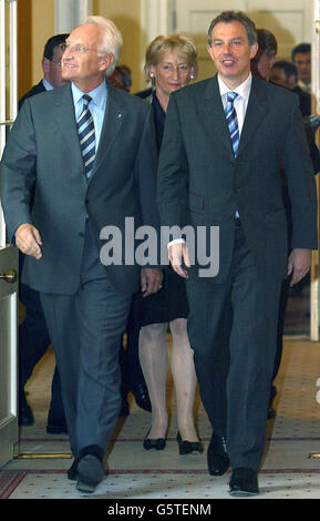 Premierminister Tony Blair (R) trifft in der Downing Street mit dem bayerischen Ministerpräsidenten Dr. Edmund Stoiber zusammen. Stockfoto