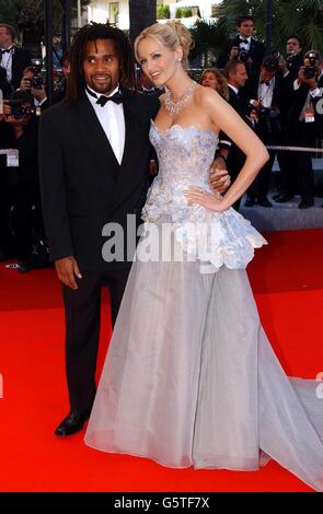 Die Wonderbra-Model Adriana Karembu und ihr Mann Fußballer Christian Karembeu kommen zur Premiere des Dokumentarfilms „Searching for Debra Winger“ im Rahmen der 55. Filmfestspiele von Cannes im Palais des Festivals in Cannes. Stockfoto