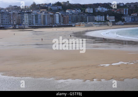 Blick auf Ondarreia entlang der Strand Playa De La Concha. Stockfoto